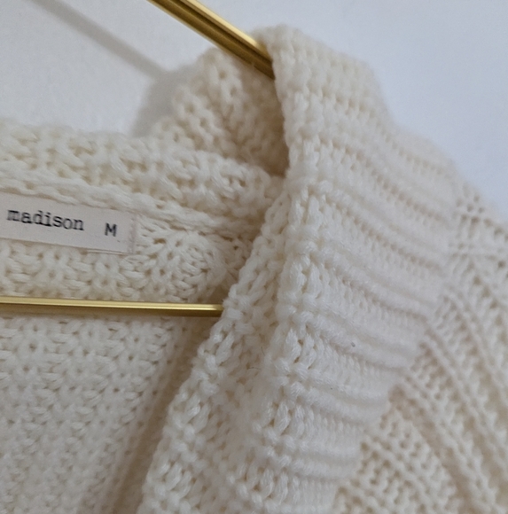 Moon & Madison Medium Cozy‎ Cream Knit Cropped Cowl Neck Sweater - Picture 3 of 10